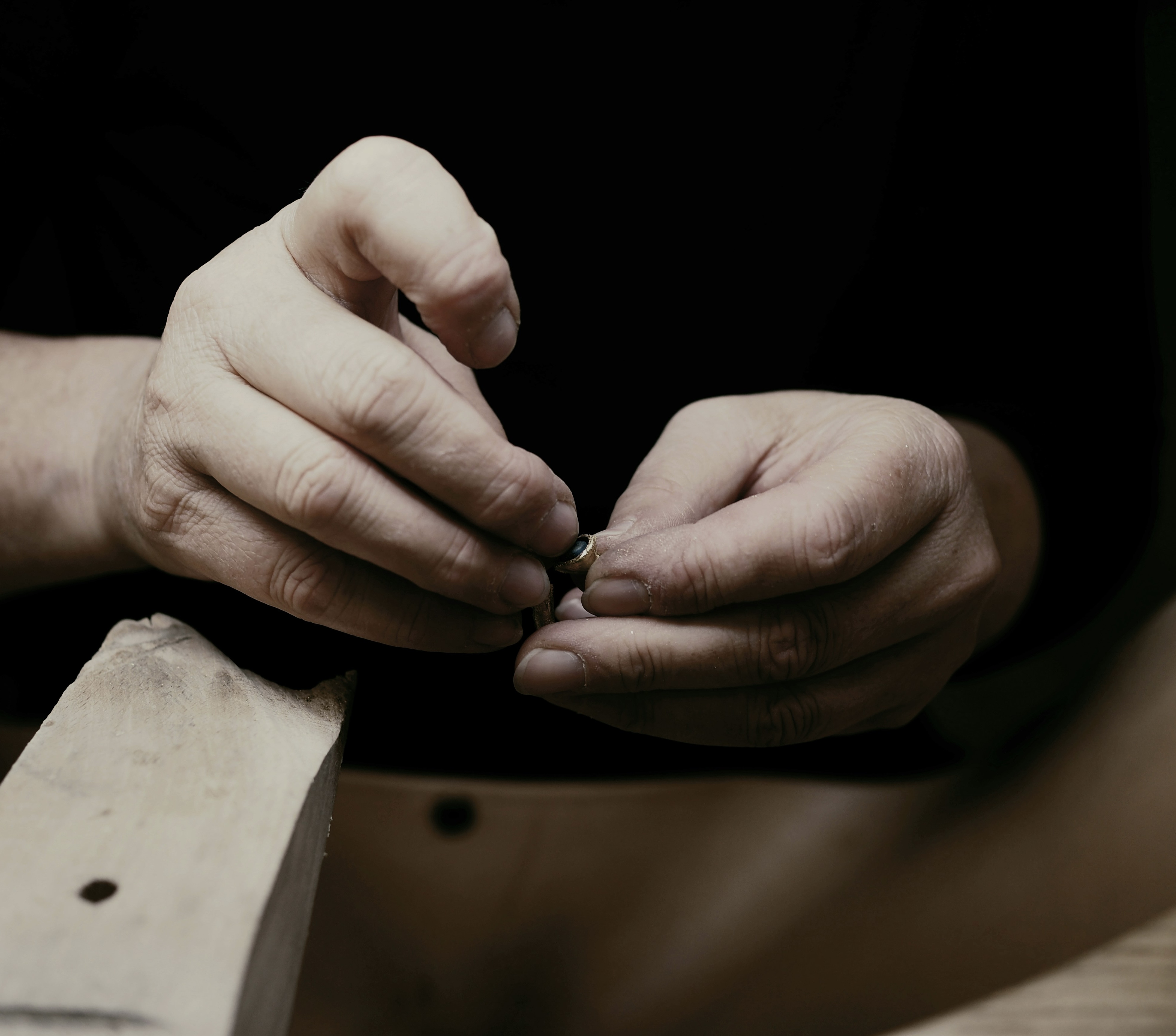 Gullsmeden holder et smykke